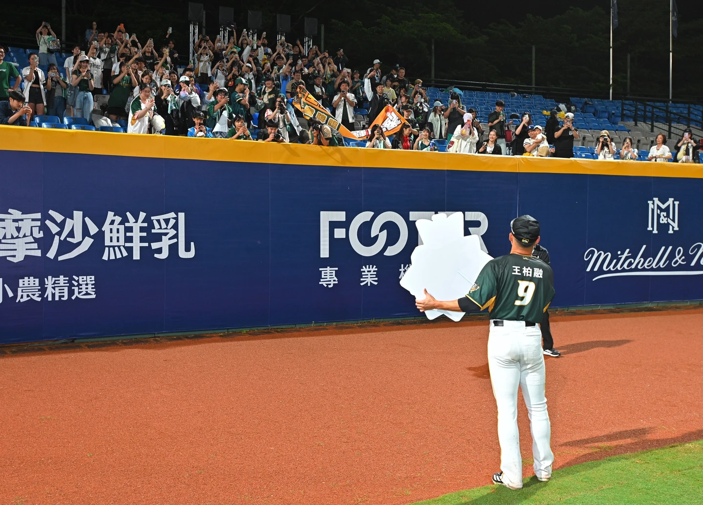 中職｜「這一棒，不只是我打出去的」　王柏融達陣百轟里程碑吐心聲