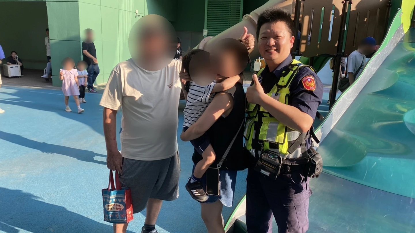 遊戲區轉頭孩子不見了！5歲童竟獨自街頭行走　暖警助團員父母急謝