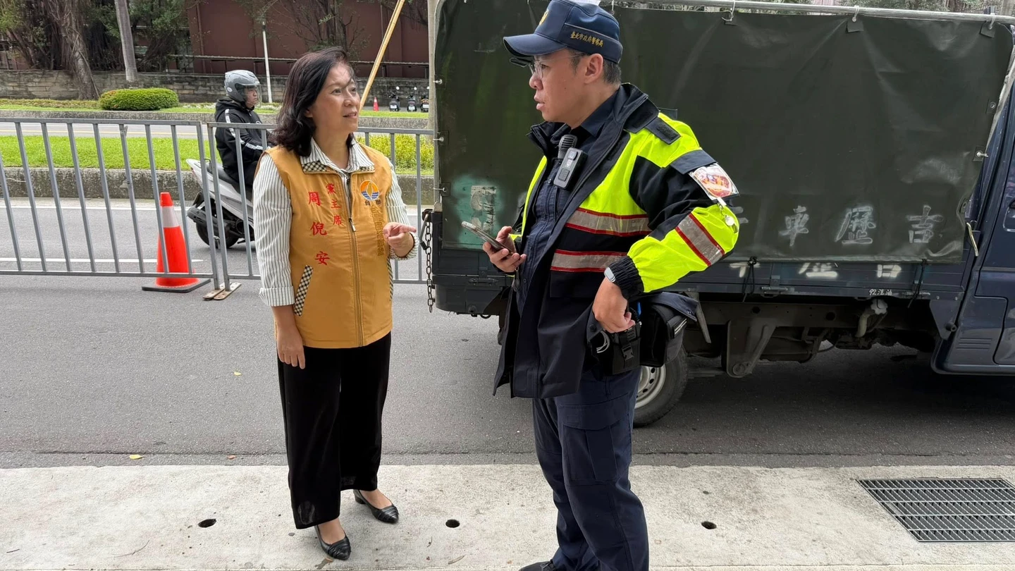 有片｜台聯黨主席周倪安遭砸水球！男子得逞跳上滑板逃逸　警逮發現竟是未成年