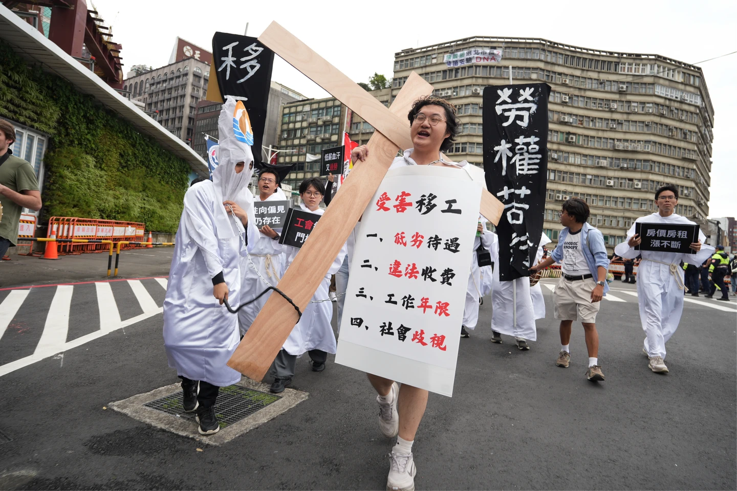 圖輯｜勞工大遊行北高同步登場　7000人上街爭勞權