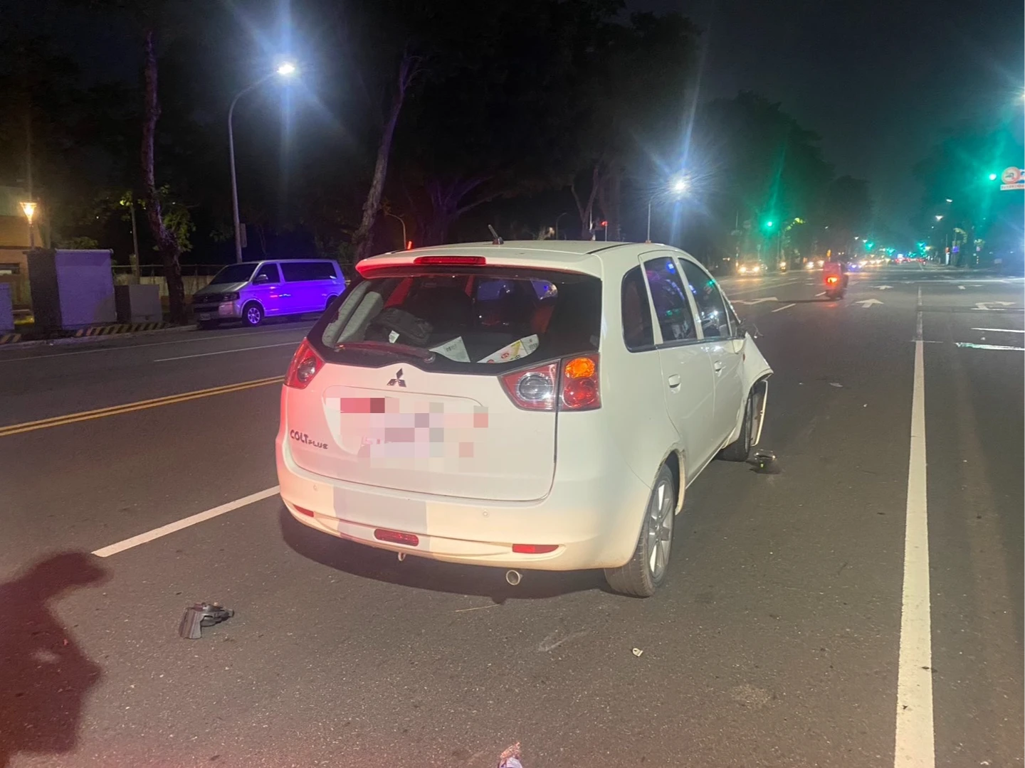 高雄左營軍校路傍晚重大車禍！汽機車碰撞疑波及行人　3傷送醫、7旬女騎士命危