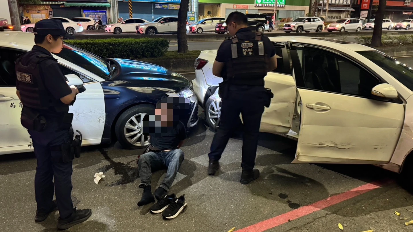 有片｜高雄左營毒駕拒檢狂逃！撞待轉區釀3傷　再撞路樹才停車落網