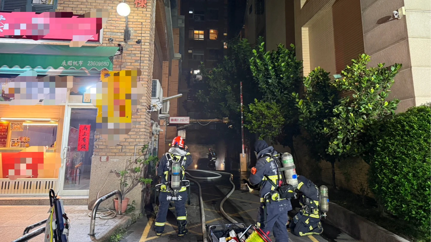 有片｜父子遭撞倒地　惡質酒駕男拖車逃逸釀火燒車！民眾怒圍壓制
