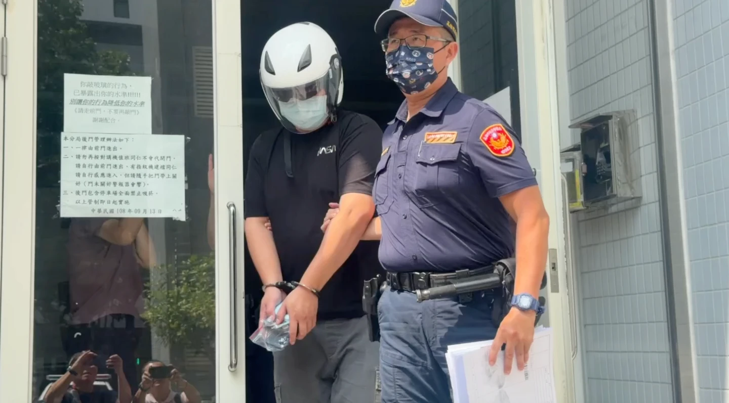 高雄左營軍校路轎車暴衝2死3傷　一家三口南下看診遇劫！丈母娘與女婿傷重不治
