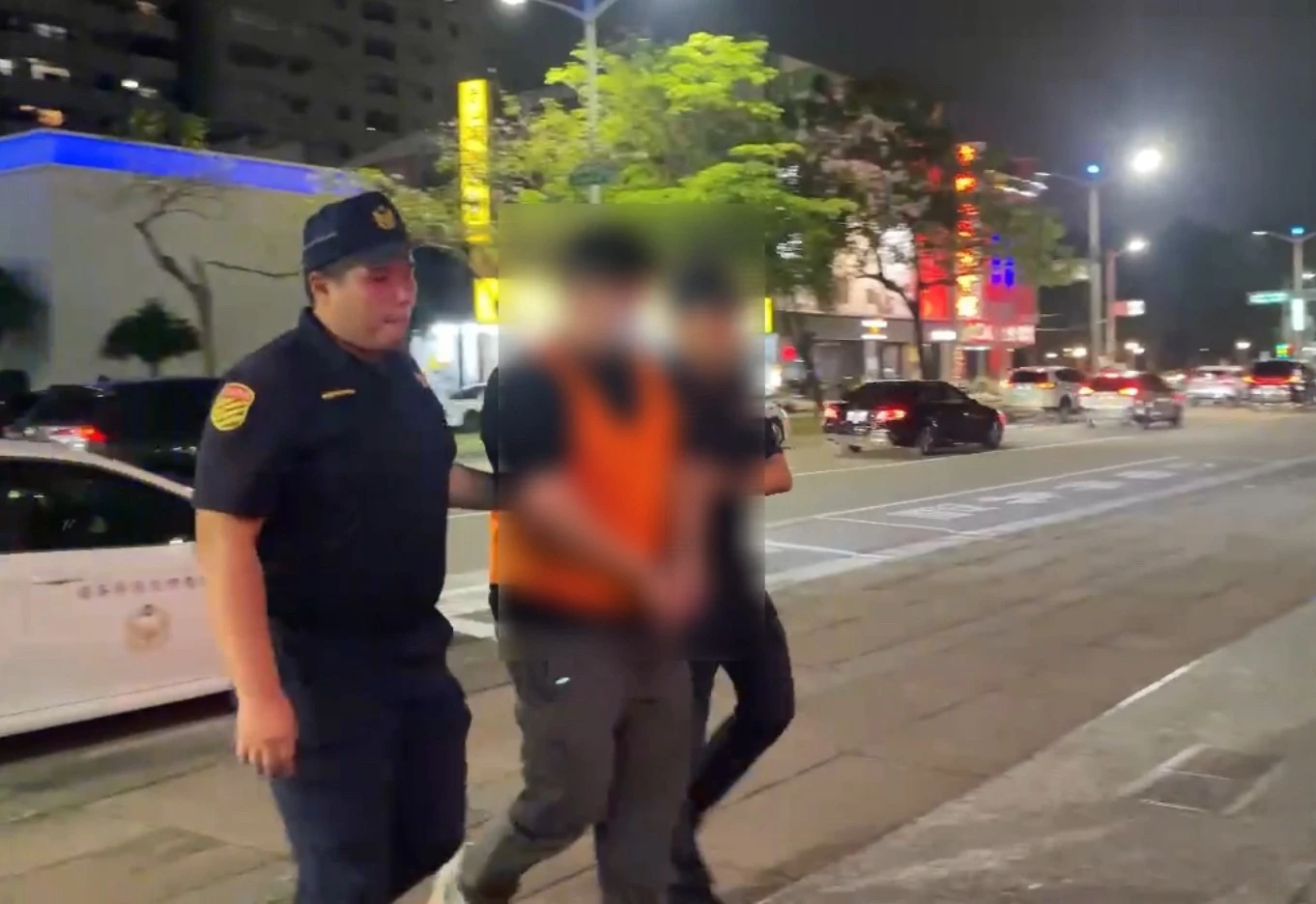 高雄左營軍校路轎車暴衝2死3傷　一家三口南下看診遇劫！丈母娘與女婿傷重不治