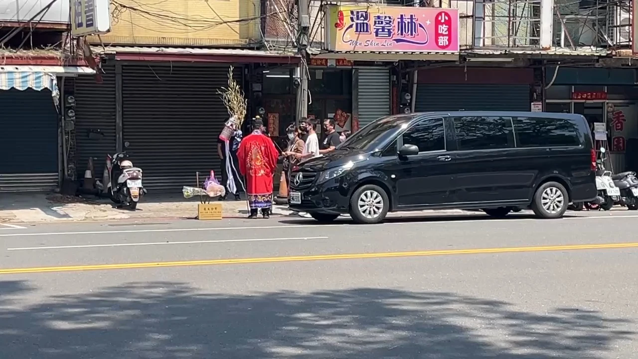 有片｜高雄左營軍校路轎車暴衝2死3傷　家屬含淚招魂！肇事駕駛無保請回、限制住居