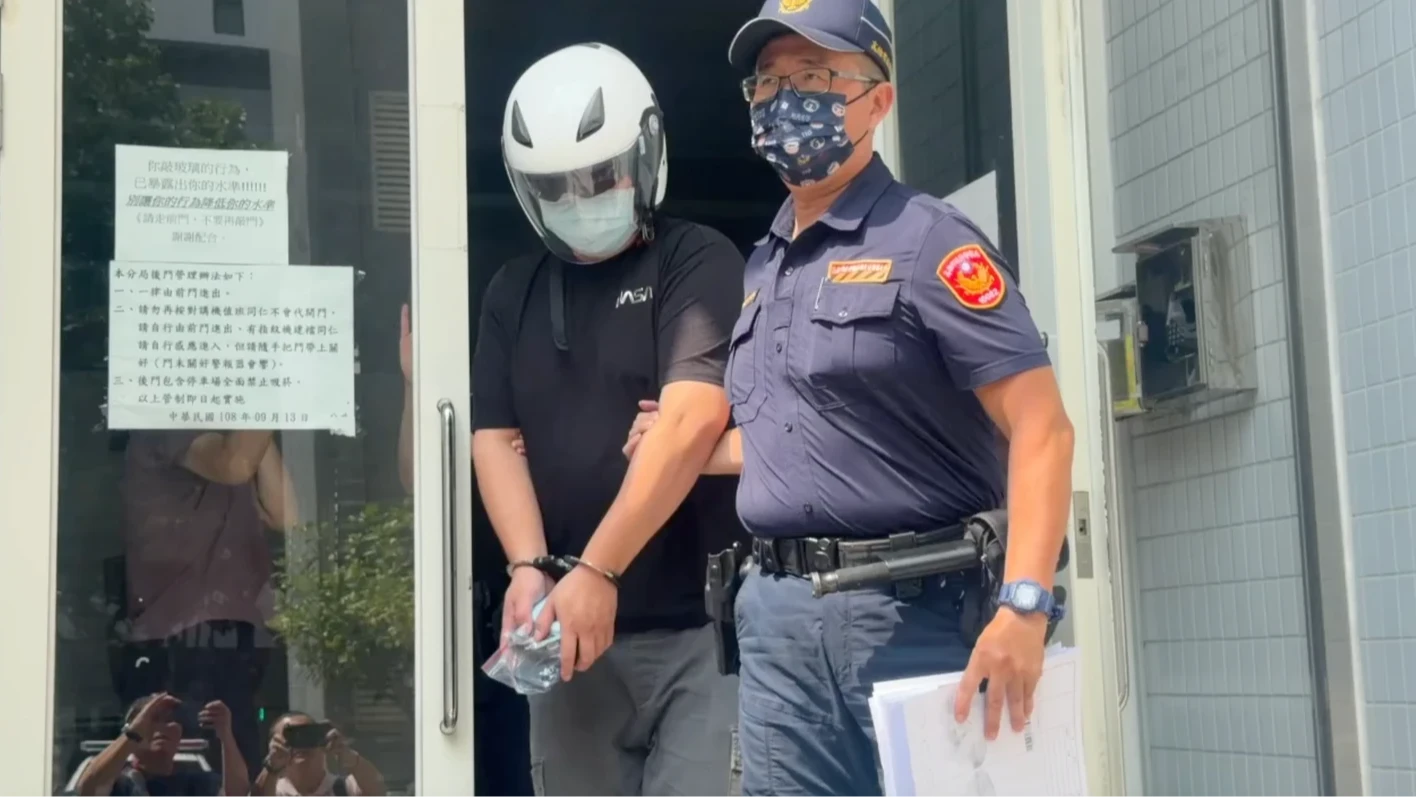 有片｜高雄左營軍校路轎車暴衝2死3傷　一家三口南下看診遇劫！丈母娘與女婿傷重不治