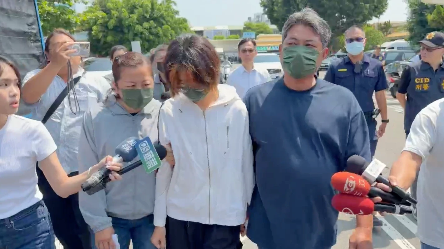 台南殉職女警枉死第5天！肇事女大生終現身靈堂鞠躬　姊淚崩：她還有人牽手，我妹沒有了