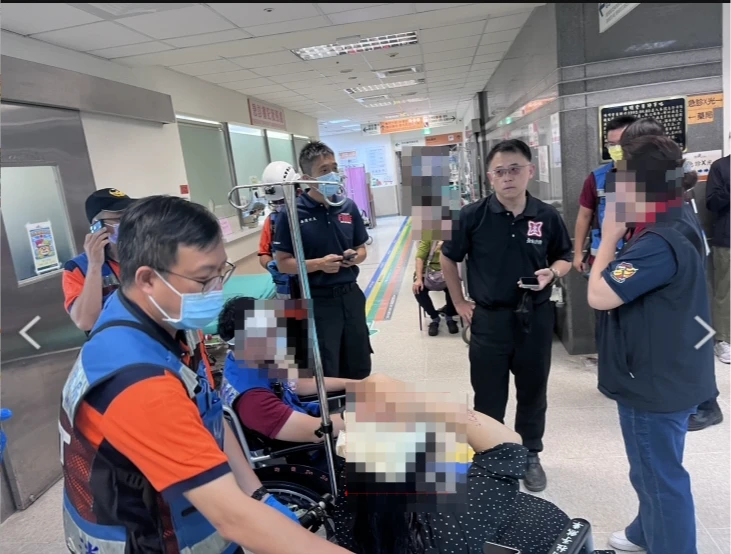 台南男縱火還拿斧頭砍警消！劫救護車逃亡　3人浴血送醫