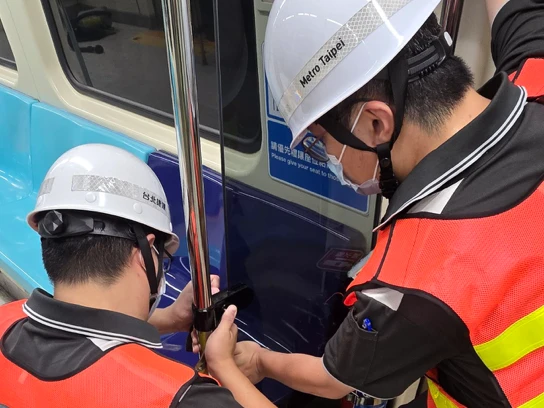 板南線列車行駛中「車廂屏風突碎裂」　北捷：全面展開車隊檢查