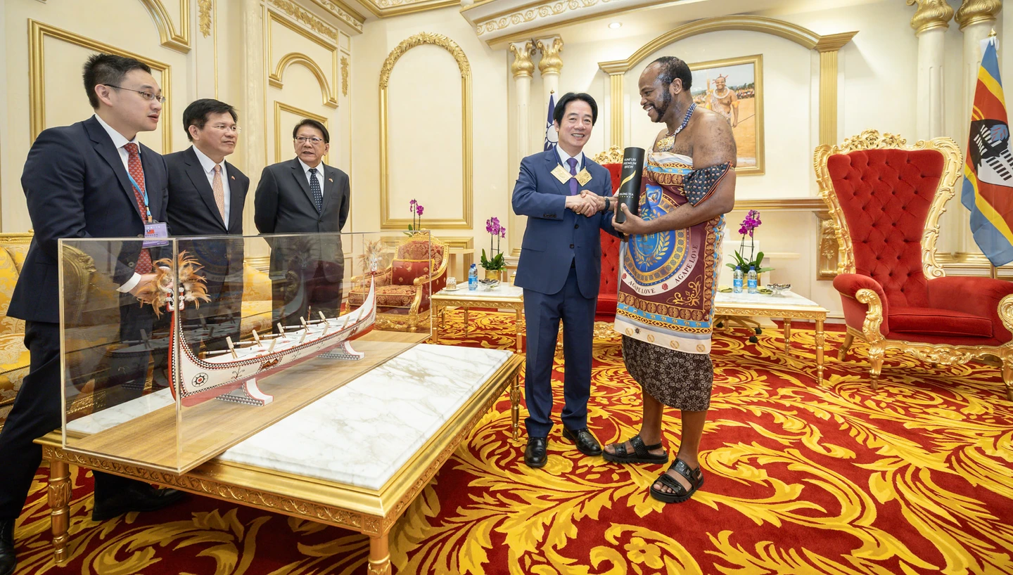 從拼板舟到國宴茶！賴清德訪史瓦帝尼贈五牛　101疊疊造型杯助攻外交