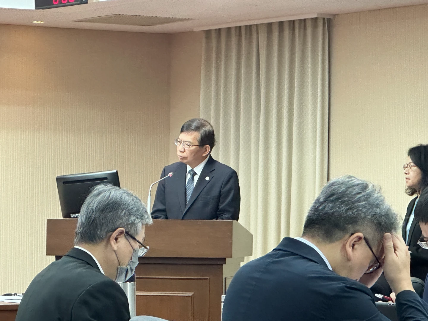 加班到半夜、輪胎爆胎、不開空調！郵局年離職千人「7成是自願」　王國材承諾1個月提改善
