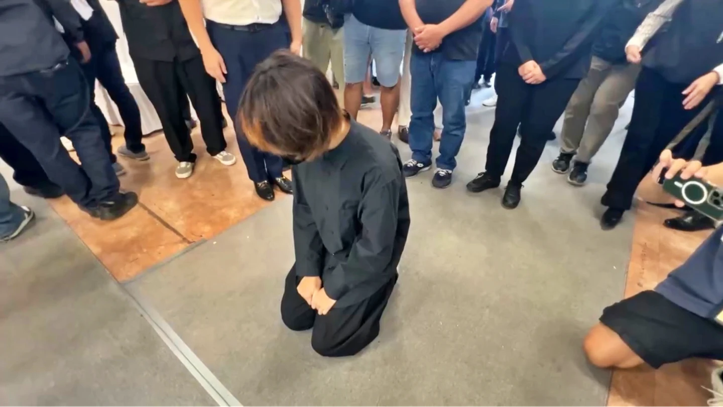 女大生現身台南女警告別式！遭家屬怒嗆一句　靈堂鞠躬下跪