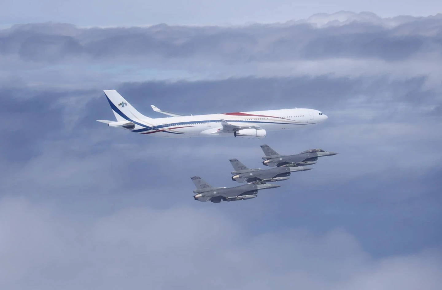 護送賴清德返台！空軍4架F-16戰機升空伴飛　史瓦帝尼傳統歌舞歡送