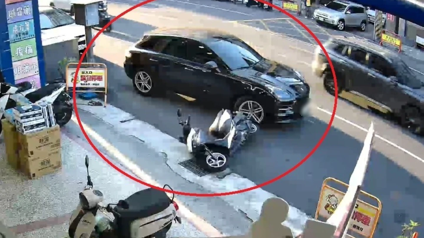有片｜保時捷撞倒機車　女駕駛跑了！這下1個月無法開車