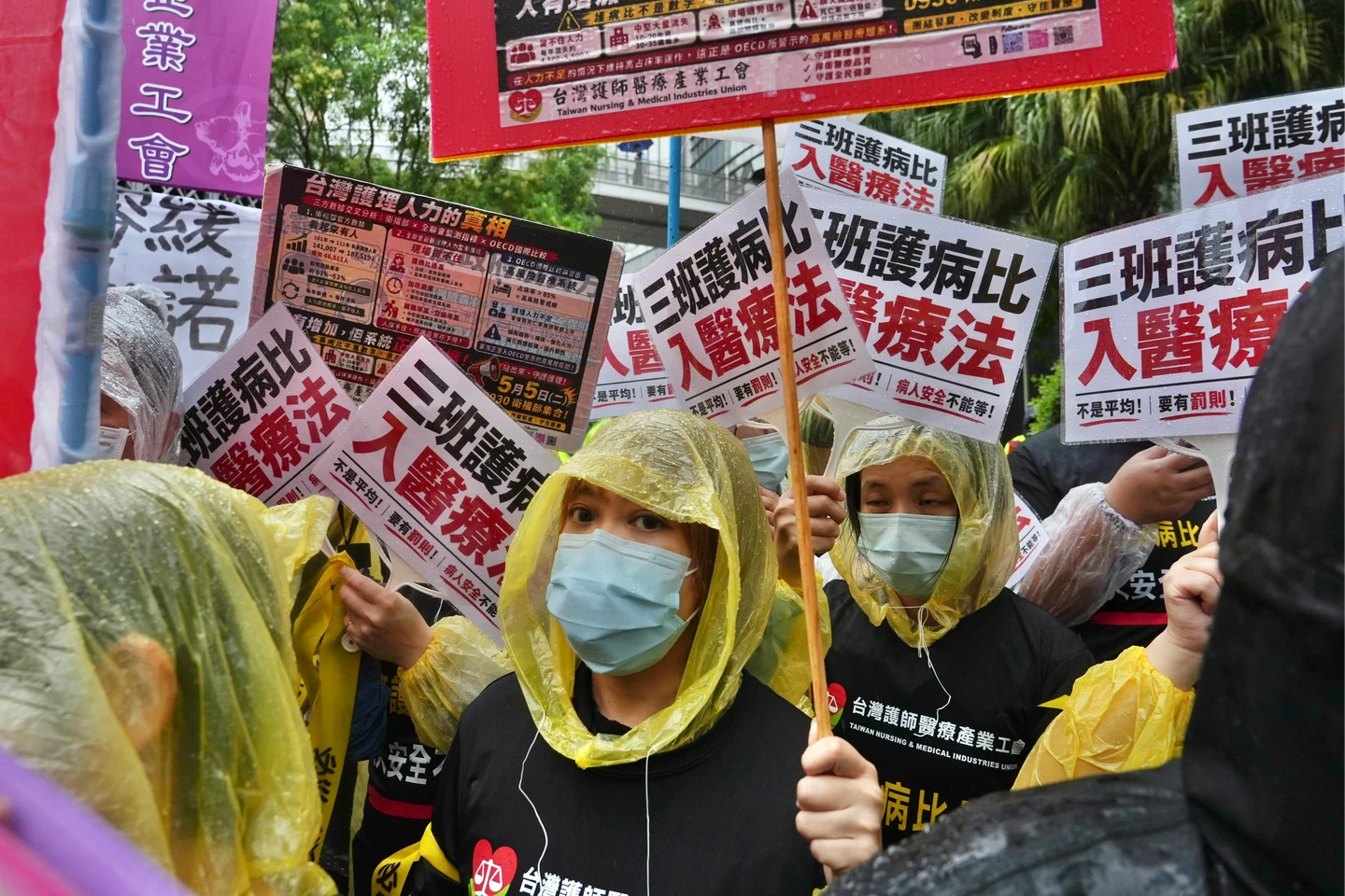 上千名護理師雨中包圍！　衛福部5/8開會討論三班護病比時程配套