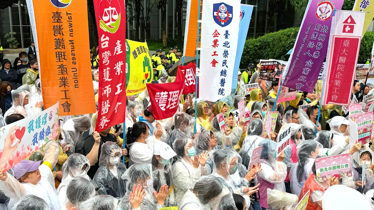 上千名護理師雨中包圍！　衛福部5/8開會討論三班護病比時程配套