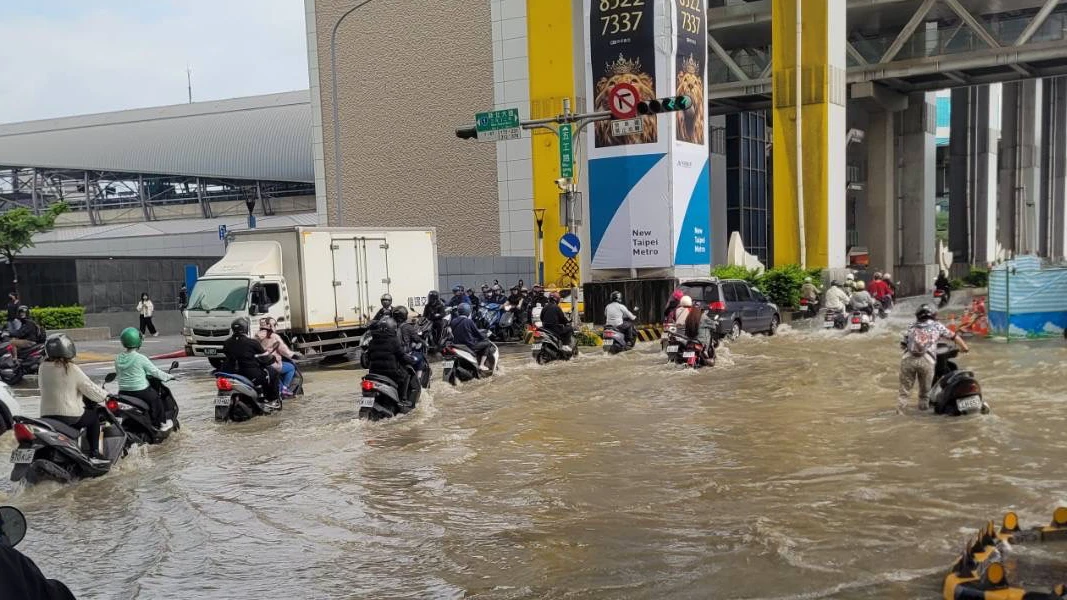 新北大道慘淹成汪洋！機車族驚險涉水　原因曝光
