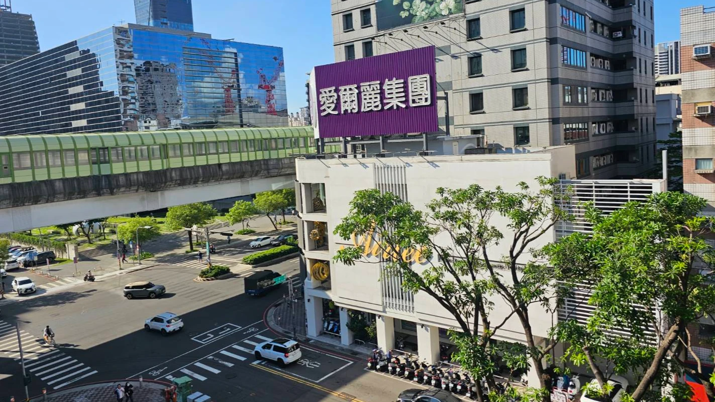 獨家｜警突襲愛爾麗台中分店！業者拉下鐵門　店內顧客幽默吐1句