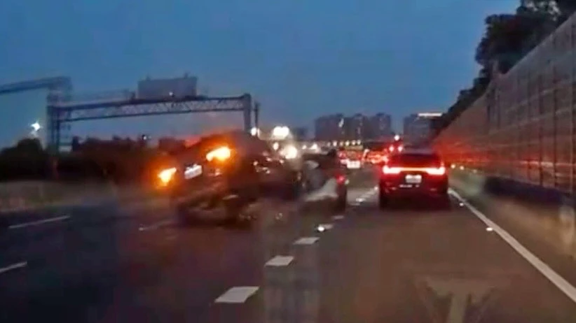 追撞片｜國道不耐排隊強切外車道！男車尾慘遭撞凹　還得吃罰單