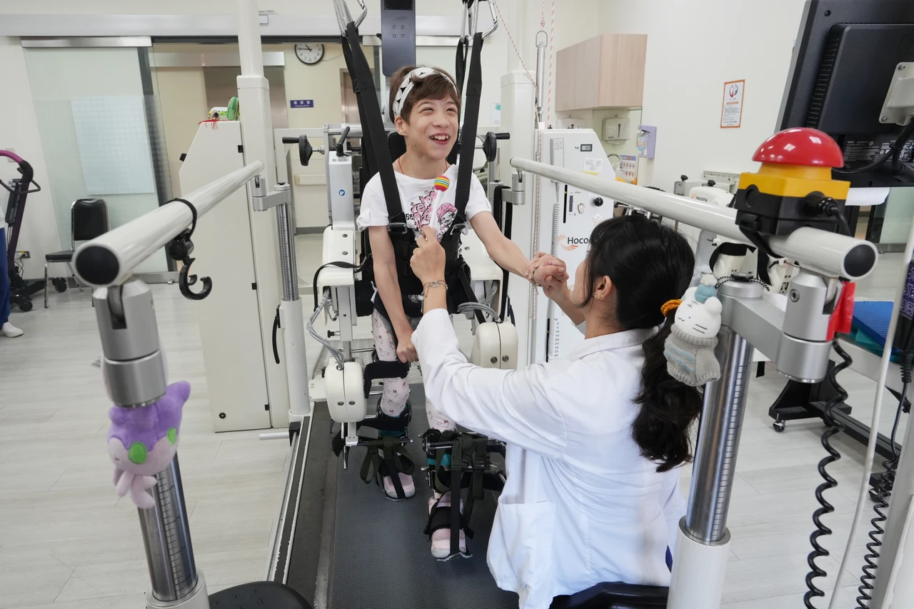 曾說「躺床就好」的腦麻女孩　機器人復健1年能走30分鐘