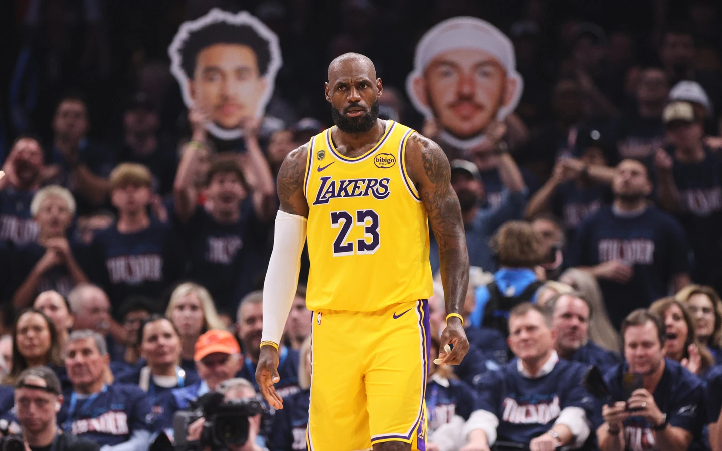 NBA｜里夫斯回神換艾頓軟掉！湖人陷0比2落後　詹皇季後賽第300場「里程悲」