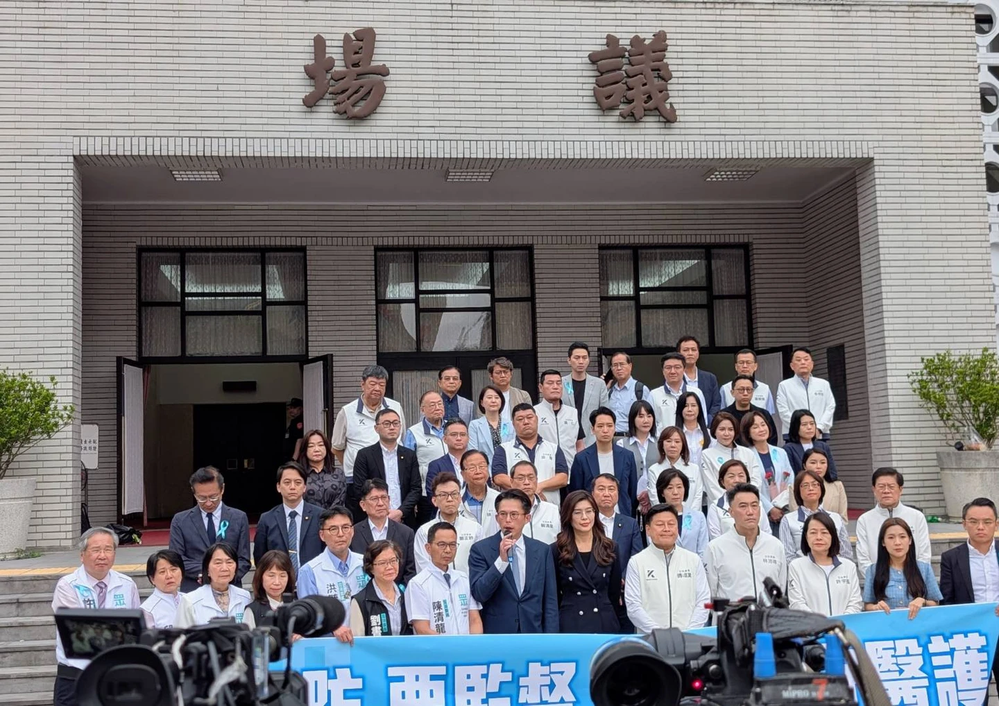 軍購三讀藍白黨魁嗨喊護台灣　綠痛斥「打6折」:不放棄尋方案補足缺口