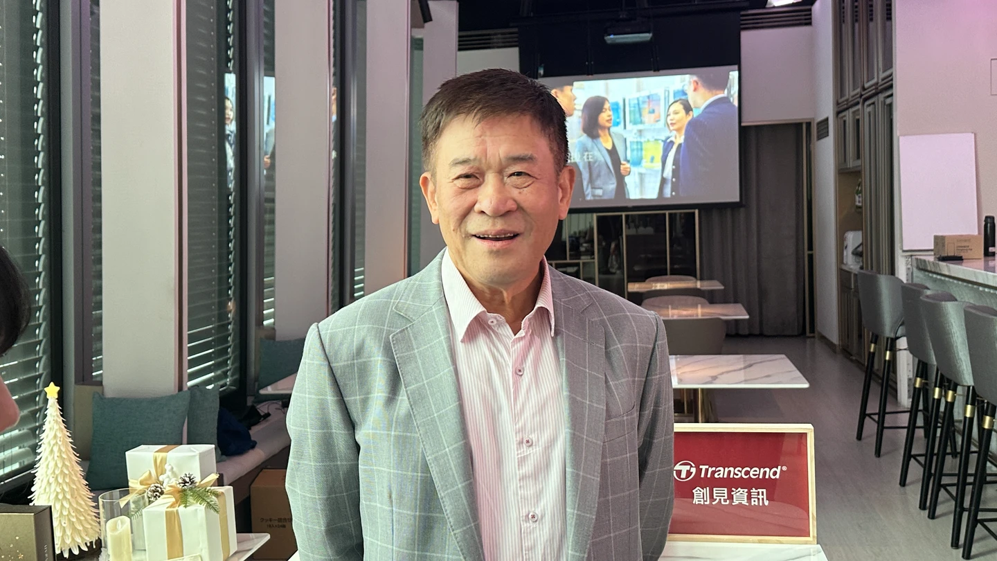 創見董座束崇萬親曝在手庫存百億！將備230億資金積極搶貨　認「投資台股現上車還來得及」