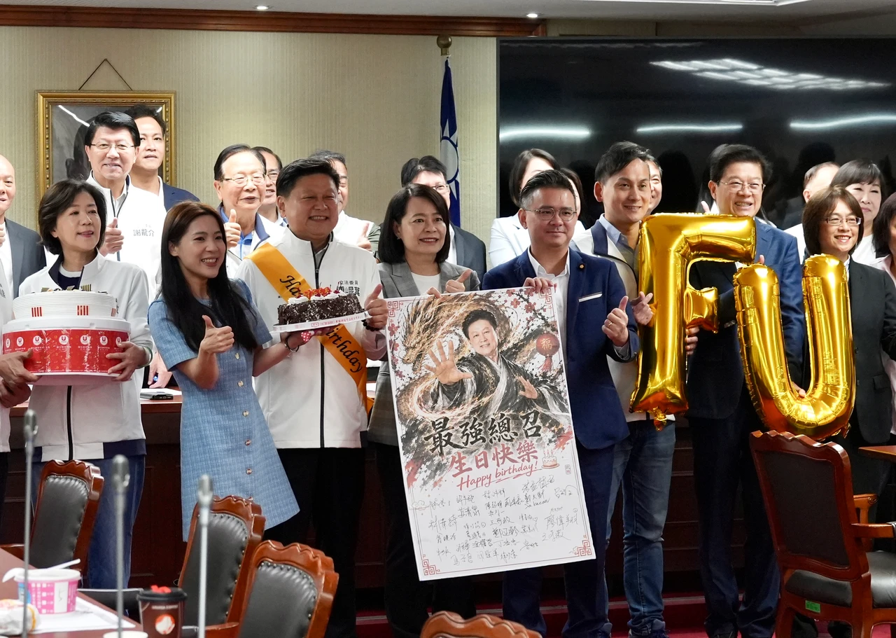 傅崐萁生日願望送藍母雞群　公布國眾共提軍購7800億版今拼三讀