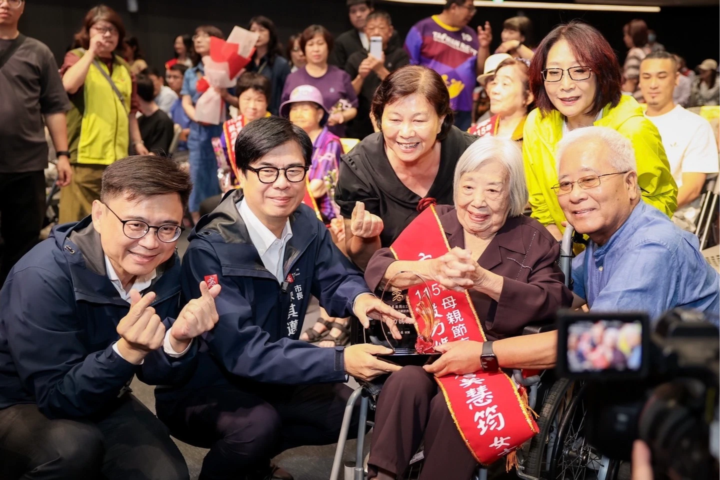母親節搶攻家長票！柯志恩「喘息券」PK賴瑞隆「延托券」　生育津貼大加碼