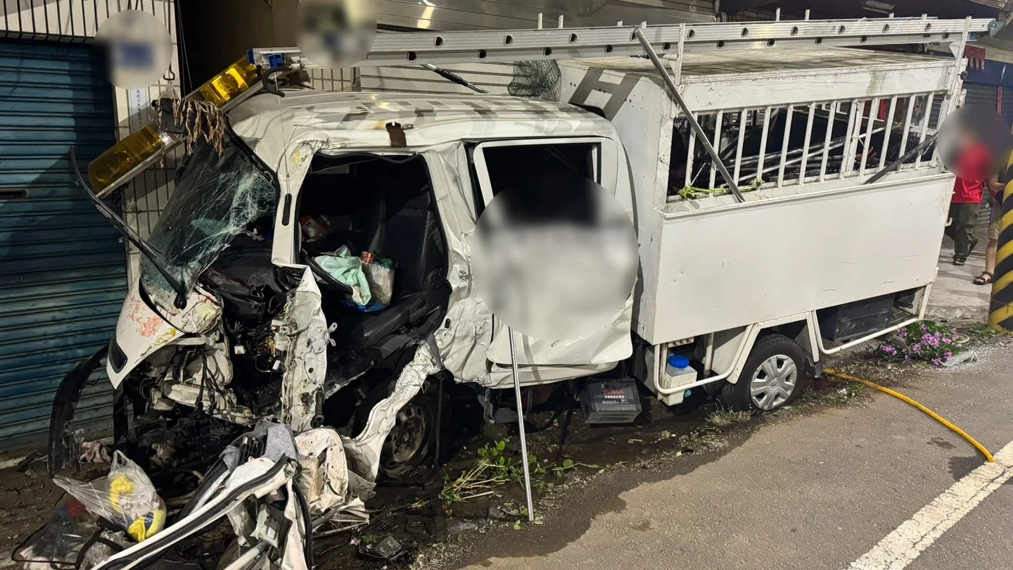 有片｜救援流浪貓竟衝撞民宅！動保處百萬捕犬車撞爛　駕駛竟酒駕「酒測值1.17」