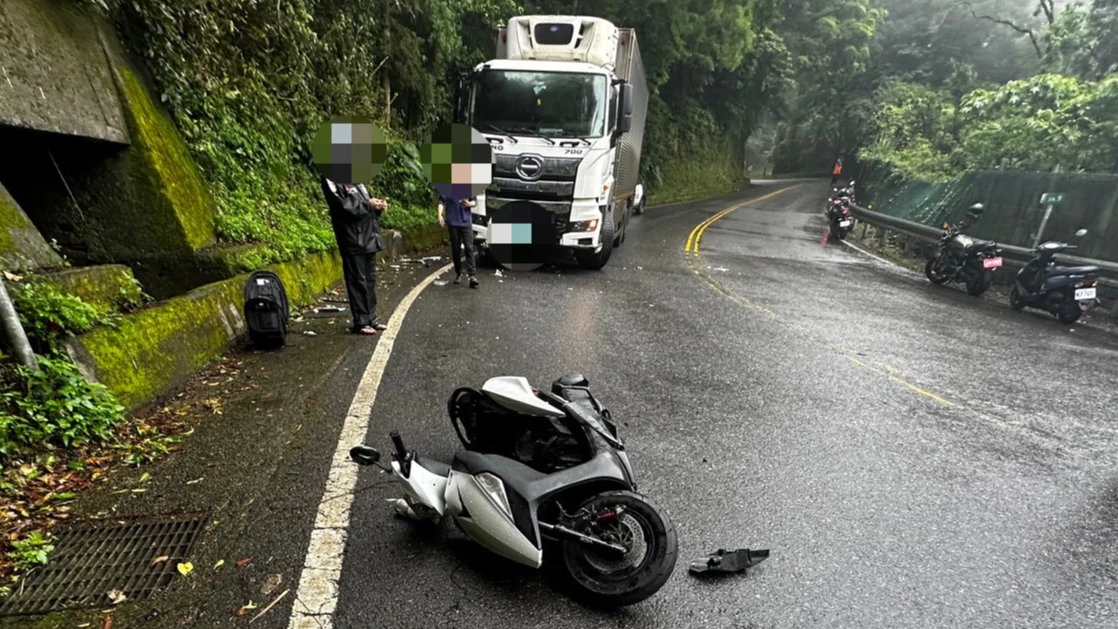 北宜公路過彎打滑！騎士摔車衝對向車道　遭大貨車撞上身亡