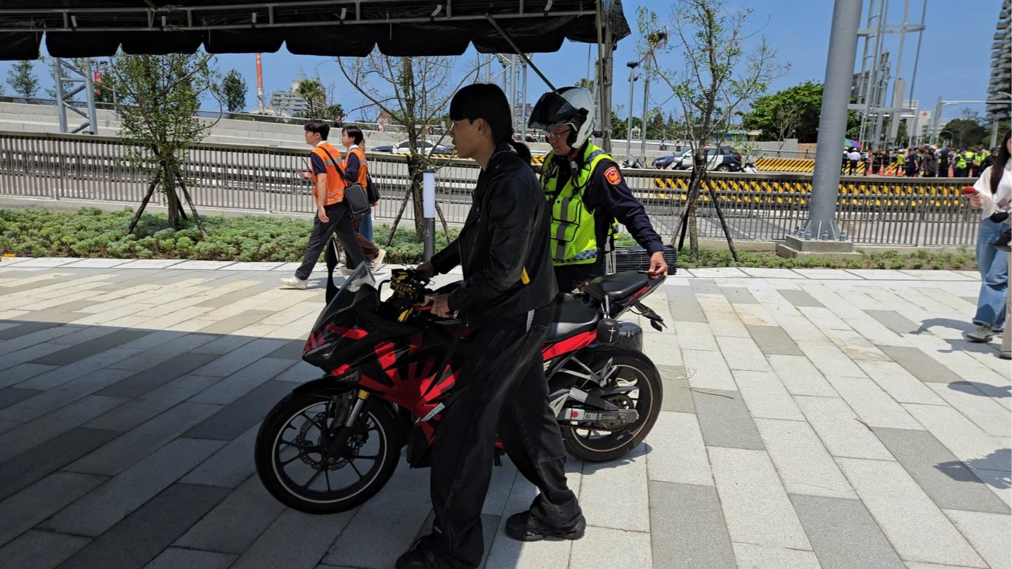 淡江大橋通車前「搶頭香」慘了！騎士闖管制區吞4罰單恐噴6萬　機車也被扣
