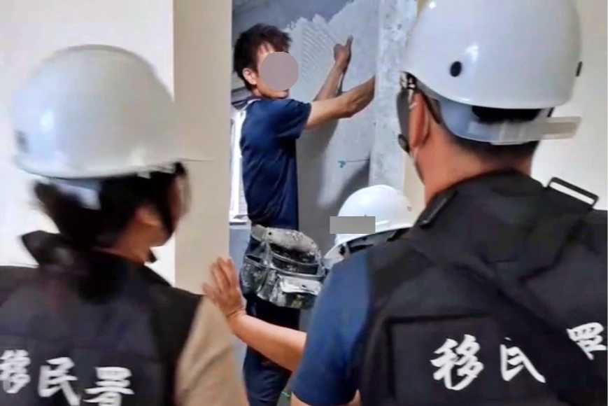 工地見專勤隊上門！失聯移工竟淡定貼磁磚　原因令人哭笑不得
