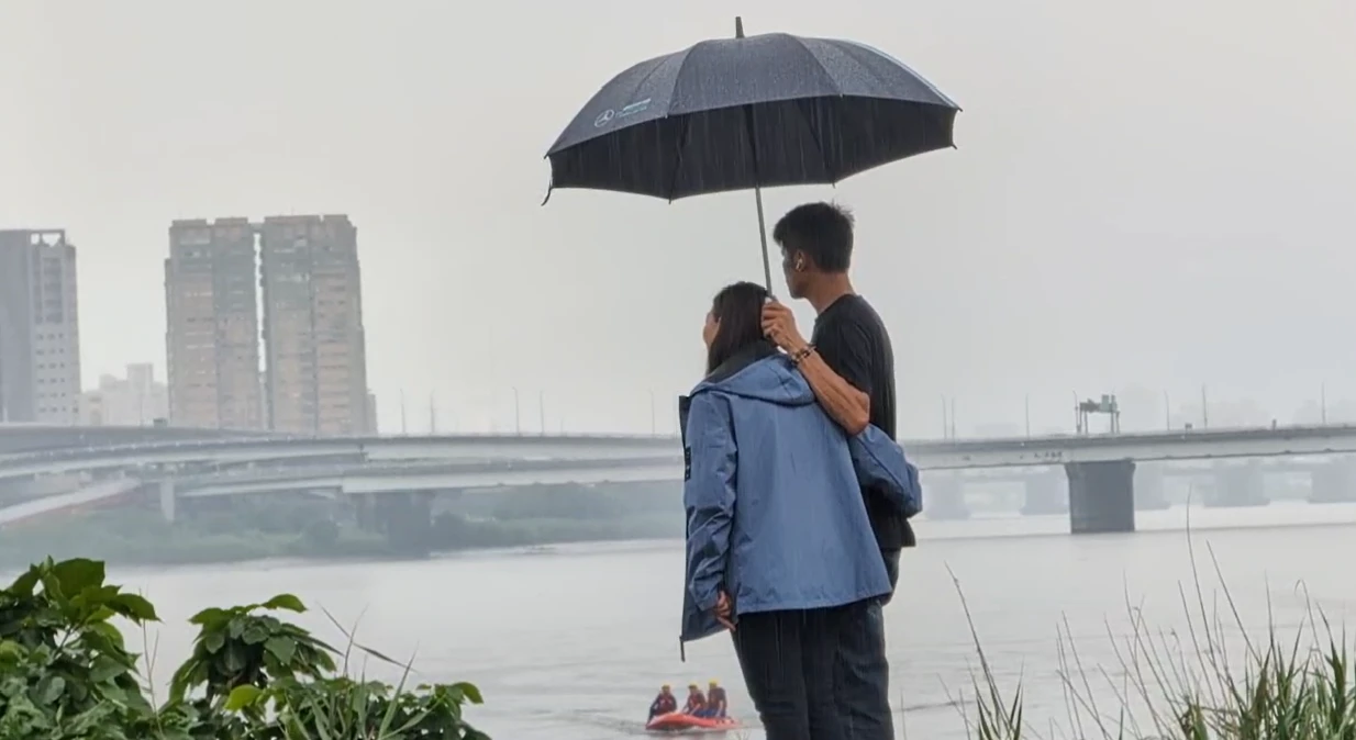 文大生救人落水逾33小時！　母雨中下跪淚喊「快出來」：我跟爸爸帶你回家