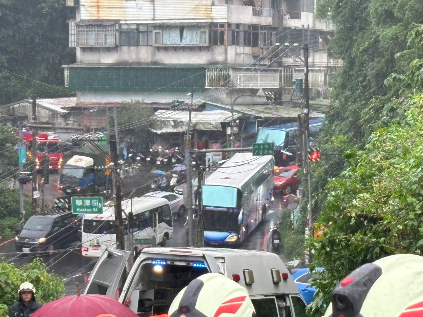駕駛下車施工！砂石車竟滑下坡衝撞社區巴士翻覆　8乘客送醫