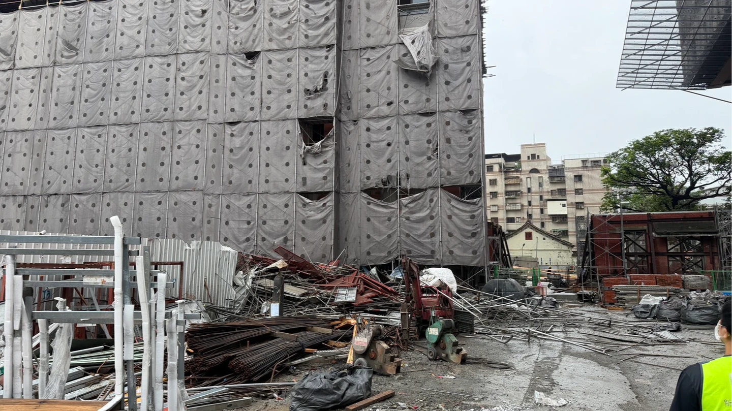 新北皇翔建案鷹架倒塌！1工人遭壓不治　1人17樓墜地昏迷重傷