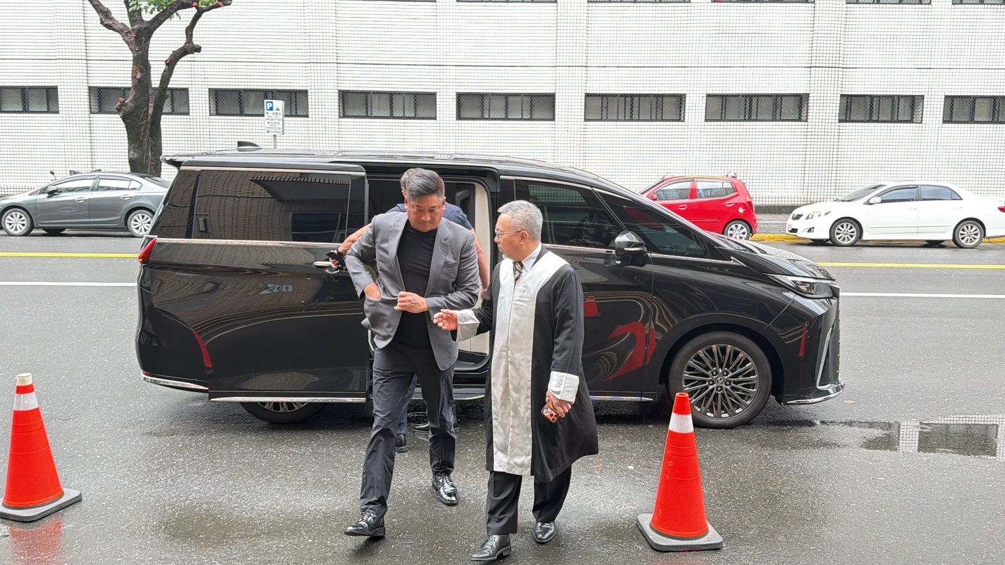 中信兄弟「鄭浩均一局失9分還在笑」！　辜仲諒說話了：要打屁股　