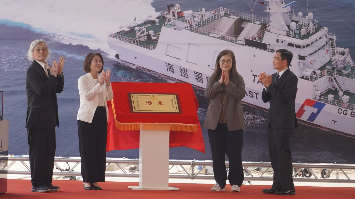 海巡「東港艦」命名下水！管碧玲提川習會　喊話：牆頭站穩，不怕牆尾颱風