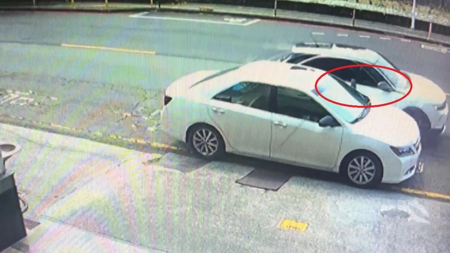 車開一半後視鏡突「罷工」　台中女駕駛以為故障！真相曝光糗大了