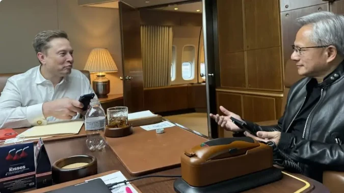 馬斯克與黃仁勳在空軍一號上聊天照曝光！喝著健怡可樂　手機品牌受關注