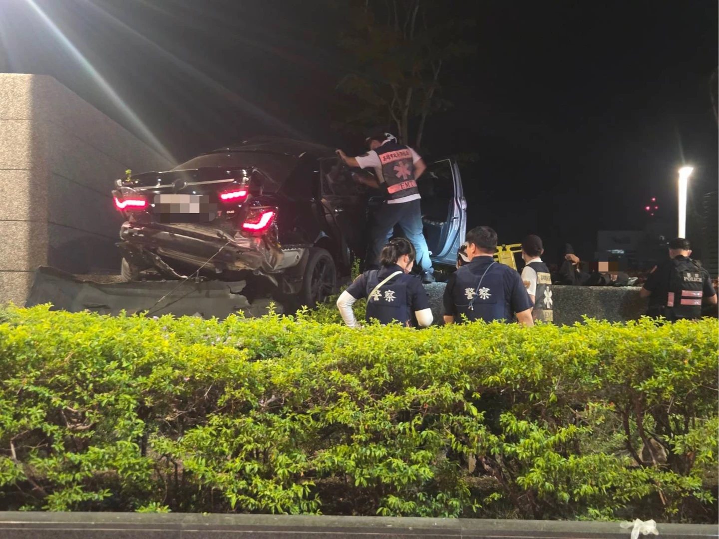 高雄男酒駕撞爛3車飛衝捷運站　女友鬼扯「我開的」頂包慘了