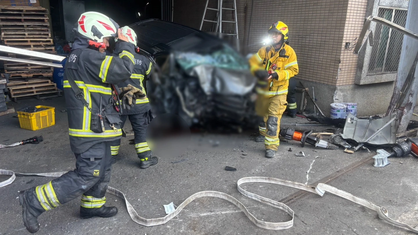 疑喪屍煙彈釀禍！高雄55歲男駕車失控連撞4機車　衝進工廠身亡