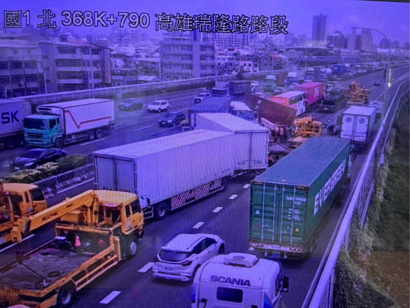 高雄國1北上368.7K驚爆6大車連環撞　鋼卷噴飛車道僅剩外側可通行