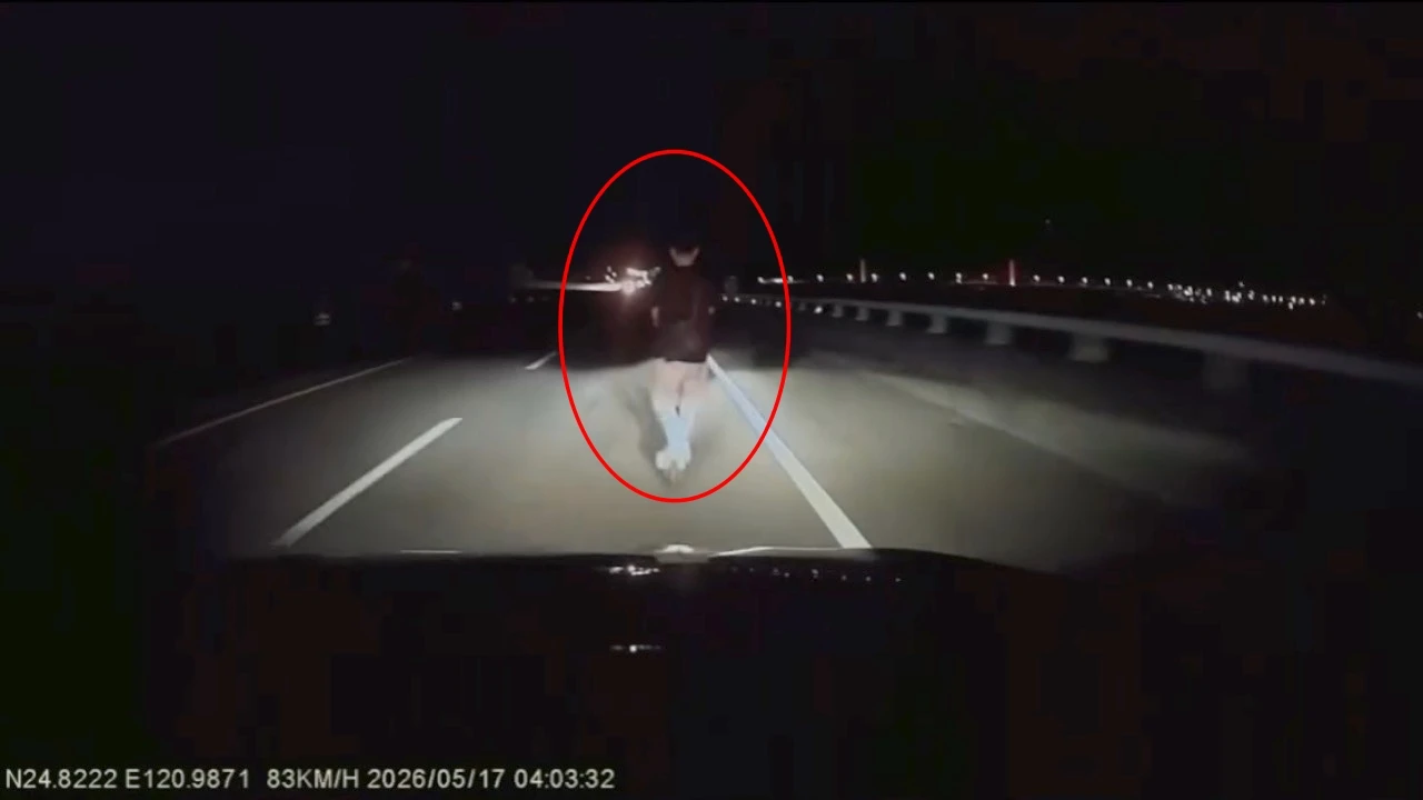暗夜驚魂片！黑衣男踩滑板車闖快速道路　慘遭轎車撞飛翻滾重摔趴地