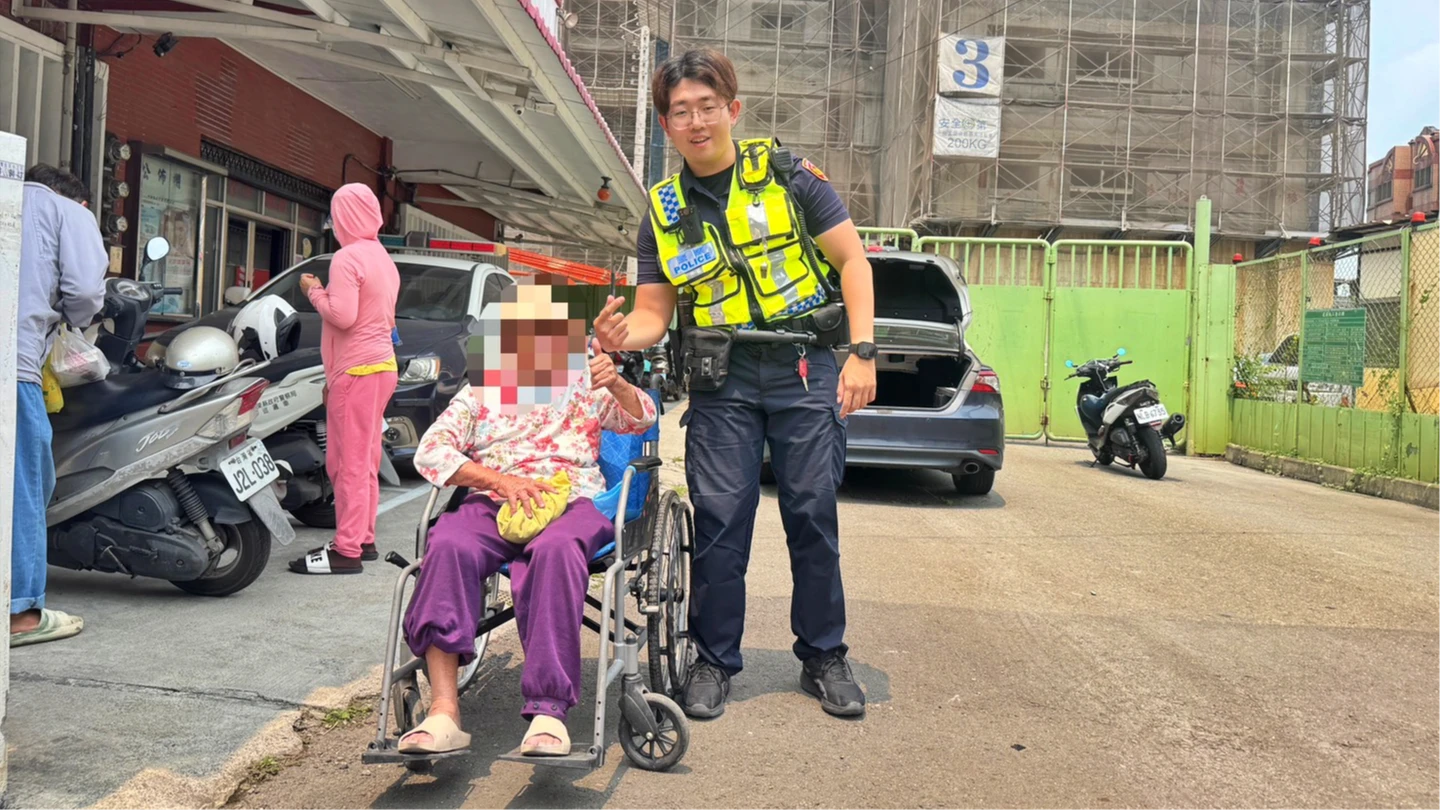 想老家了！屏東9旬失智嬤溜出門滑輪椅7公里迷路　暖警出手助團聚