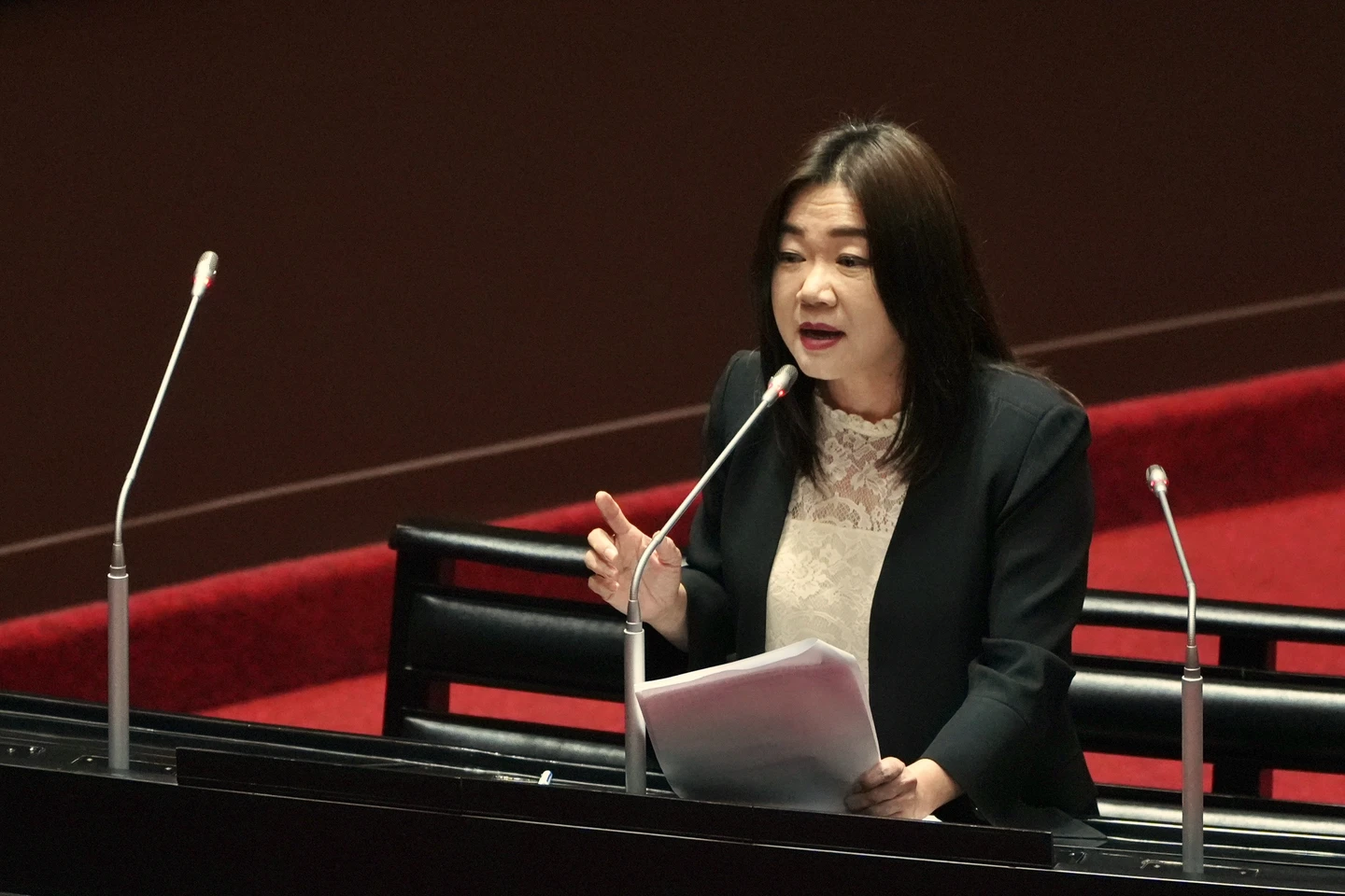 國防預算再引朝野交鋒！馬文君批「失職」　顧立雄喊：美方待我們不薄