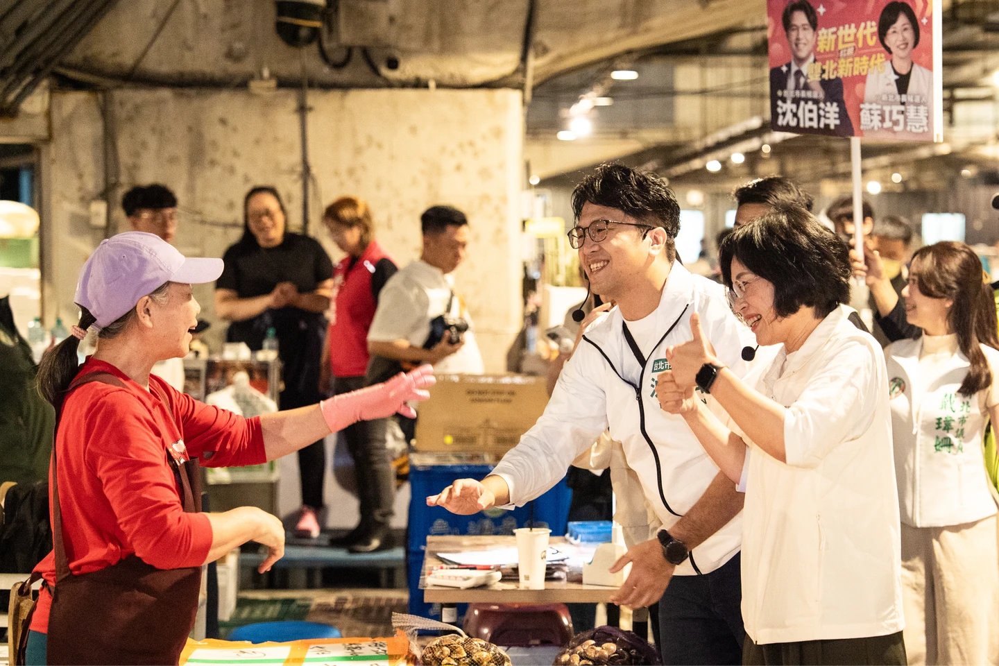 沈伯洋提名後首合體蘇巧慧！現身果菜市場拜票　喊雙北1＋1大於2