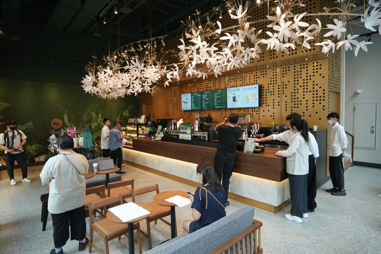 星巴克、康是美600店明起試營運　切入風格體驗與療癒商機