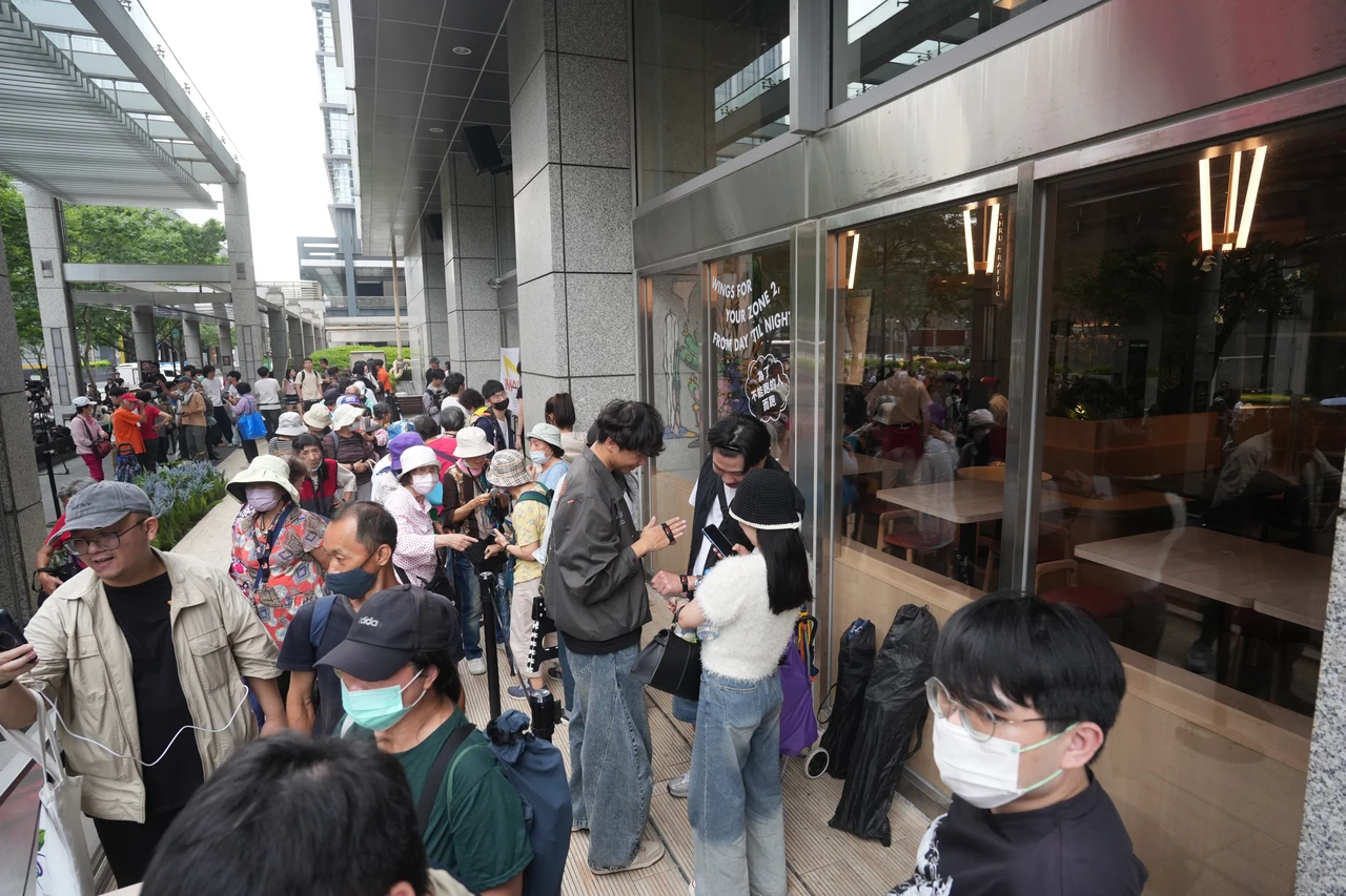 直擊｜In-N-Out人潮塞爆信義區！頭香漏夜卡位11hr　代購1顆飆5千